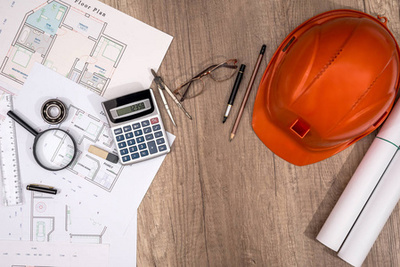 在白紙上的圖紙是一個螺栓, 鉛筆, 黑色標志, 金屬長度的蘭尼和一個紅色卷尺的措施, 工程工作的主題