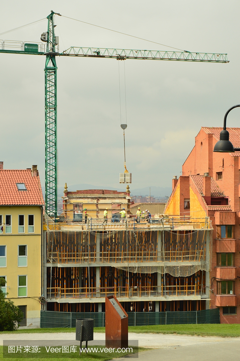 在建筑工地上工作的磚瓦匠、木匠和起重機操作員。采購產品建筑,工程和服務,工藝,肖像。