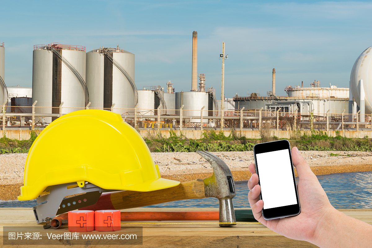 手握黑色智能手機在煉油行業
